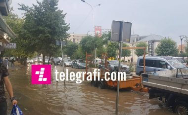Vetëm gjysmë ore shi, bllokohen rrugët dhe trotuaret në Prishtinë – kundërmojnë kanalizimet (Foto)