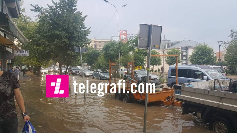 Vetëm gjysmë ore shi, bllokohen rrugët dhe trotuaret në Prishtinë – kundërmojnë kanalizimet (Foto)