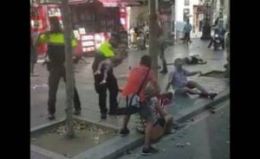 Ajo kishte humbur e tëra nga tmerri që pa nga sulmi me furgon në Barcelonë, iu desh policit të qetësonte fëmijën e saj (Video)