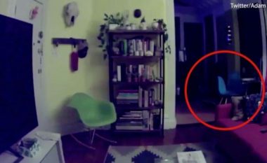 Vendosi kamerat në shtëpi, thotë se kapën “fantazmën e një fëmije të vdekur që po përpiqet ta vrasë atë”! (Foto/Video)