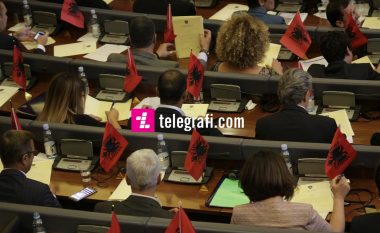 Deputetët e VV-së shpalosin flamurin kombëtar në Kuvendin e Kosovës (Foto)