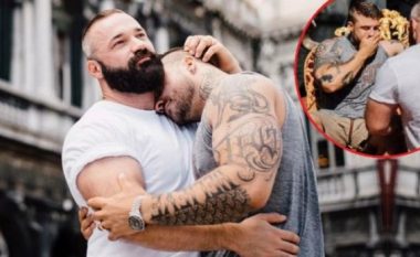 Muskulozët “trondisin” botën! Bodybuilder-i gjerman i propozon të dashurit të tij në Venecia (Foto)