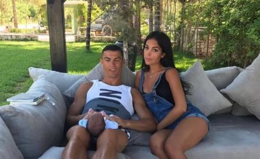E dashura e Ronaldos pozon me barkun e fryrë (Foto)