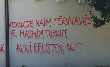 Policia hap rast për grafitin kërcënues ndaj Thaçit, Tërrnaves dhe Ahmetit (Video)