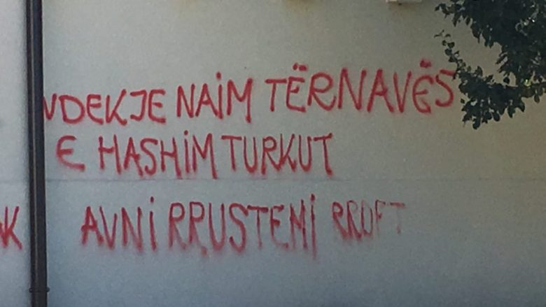 Policia hap rast për grafitin kërcënues ndaj Thaçit, Tërrnaves dhe Ahmetit (Video)