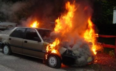 Një veturë me targa gjermane digjet në Korroticë të Gllogovcit