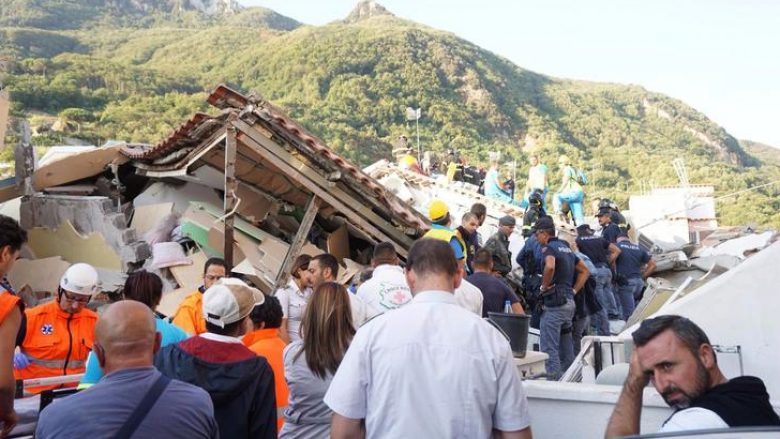 Tërmeti në Itali, vëllai hero shpëton të miturin nën rrënoja (Foto/Video)