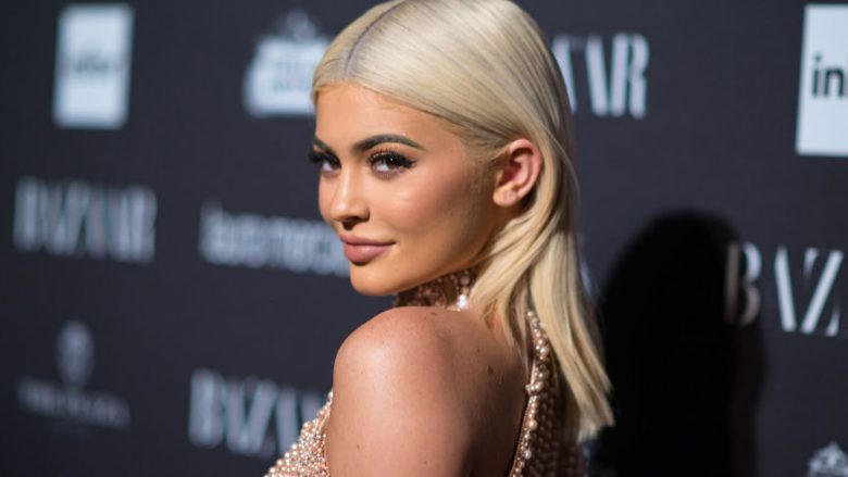 Kylie Jenner me stil të ri flokësh, gjersa fillon festimin e ditëlindjes së 23-të