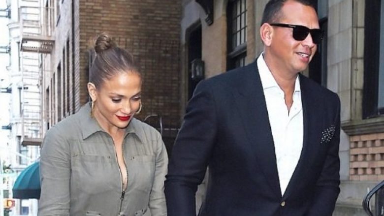 Elegancë, stil dhe sharm, Jennifer Lopez shfaqet mahnitëse rrugëve të New Yorkut (Foto)