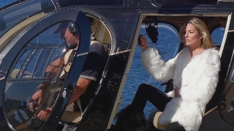 Kate Moss fotografohet topless në helikopter (Foto, +18)