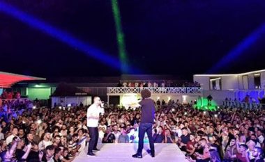 MC Kresha emocionohet në 'Hangover', fansi i përlotur ngjitet në skenë dhe e përqafon (Video)