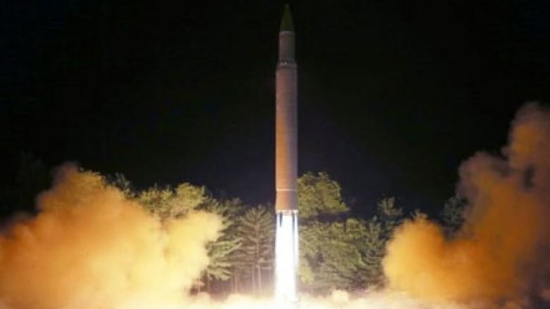 Koreja e Veriut lanson sërish raketa balistike
