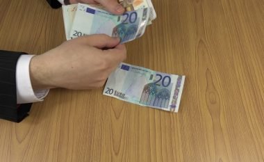 Tenton të korruptojë policin me 20 euro, arrestohet