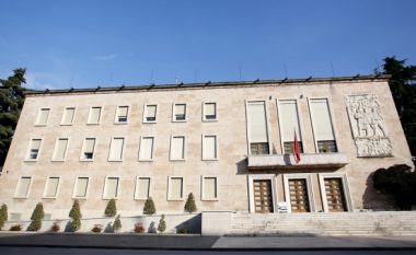 Incident para Kryeministrisë në Tiranë, arrestohet 32-vjeçari pasi tentoi të futej në godinë me dhunë