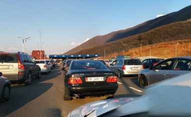 Më shumë se tri orë pritje në hyrje për Shqipëri