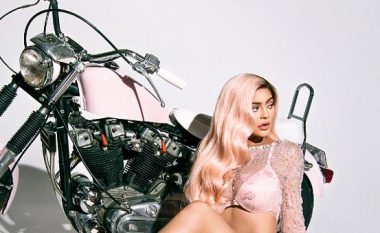 Kylie Jenner mbi motor në të brendshme (Video)