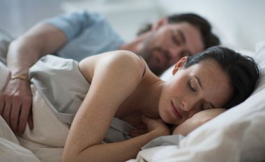Mënyra në të cilën flini me partnerin tuaj përcakton lumturinë e lidhjes