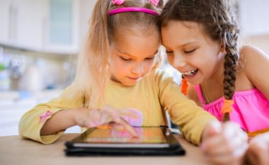 Më shumë kohë në internet nuk është patjetër e dëmshme: Për çfarë arsye është mirë që fëmijët hulumtojnë botën digjitale?