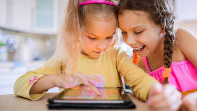 Më shumë kohë në internet nuk është patjetër e dëmshme: Për çfarë arsye është mirë që fëmijët hulumtojnë botën digjitale?