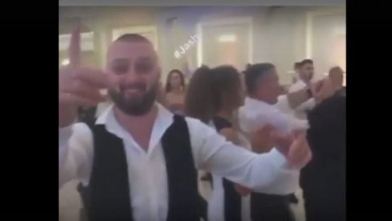 Majk “e kallë” në dasëm me muzikë “tallava” (Video)