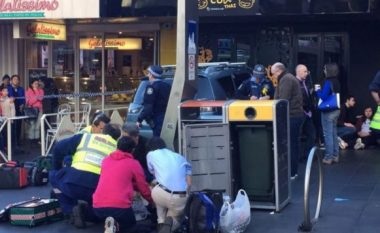Makina përplas këmbësorët në Sydney