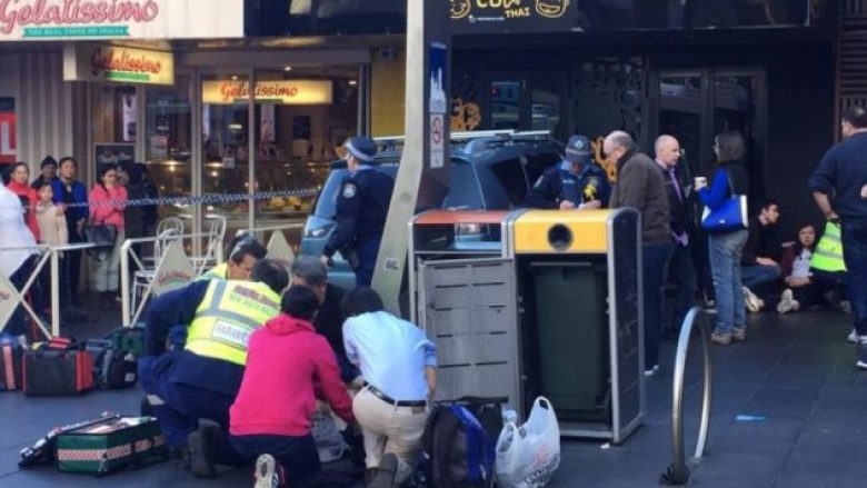 Makina përplas këmbësorët në Sydney