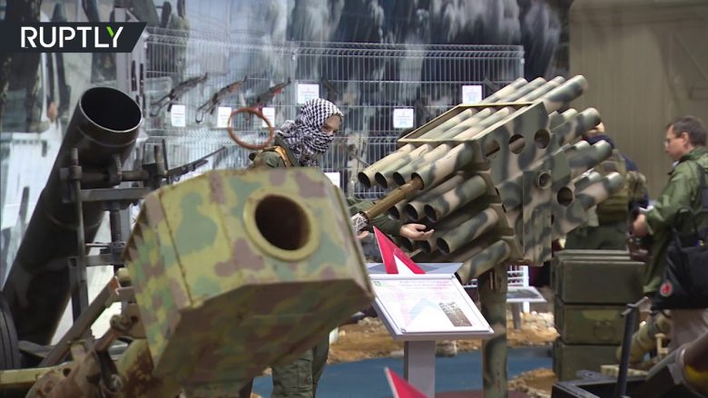 U prodhuan në punëtori të improvizuara: Armët e ekspertëve të ISIS-it prezantohen në një panair në Rusi (Video)