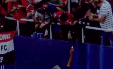 Mourinho ia fal medaljen e tij fansit të Manchester United (Video)