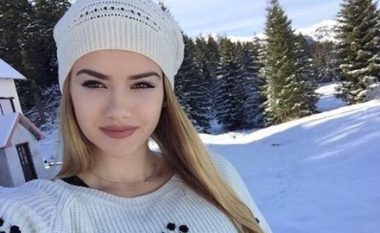 Modelja shqiptare fotografohet me biznesmenin e njohur në Jale (Foto)