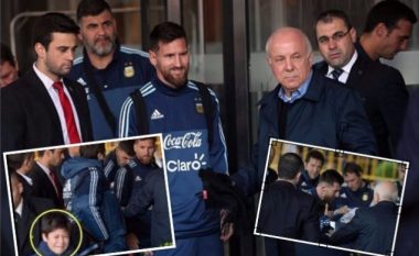 Djaloshi filloi të qante pasi nuk u lejua ta takonte idhullin e tij, por Messi i ktheu buzëqeshjen – e fton të fotografohet dhe e përqafon  (Foto/Video)