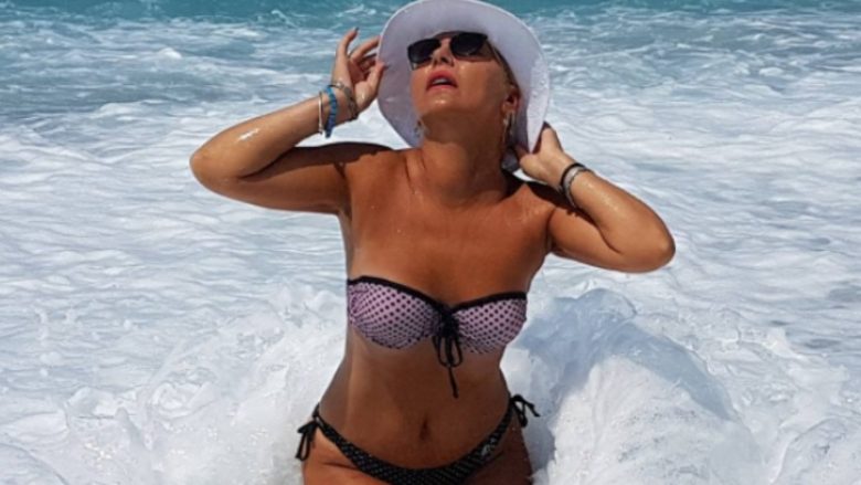 Mihrije Braha polemizon me fansin për pozën në bikini: Nëse je i pa ditur, punë e jotja (Foto)