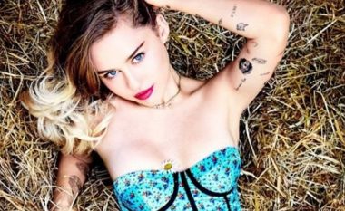 Miley Cyrus shfaqet nudo me kristalet “Swarowski” (Foto)