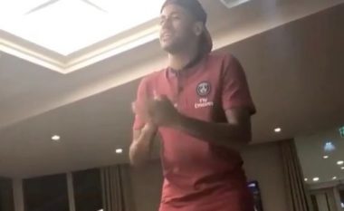 Neymar detyrohet të këndojë para bashkëlojtarëve (Video)