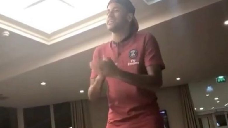 Neymar detyrohet të këndojë para bashkëlojtarëve (Video)