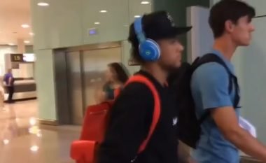 Neymar kthehet në Barcelonë, nuk flet për të ardhmen duke shmangur gazetarët (Video)