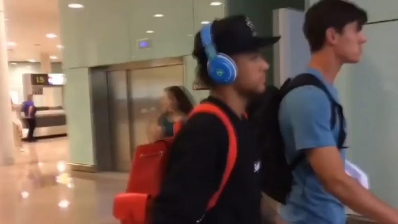 Neymar kthehet në Barcelonë, nuk flet për të ardhmen duke shmangur gazetarët (Video)