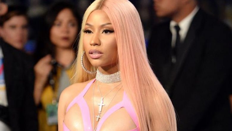 Një fustan krejt ndryshe nga Nicki Minaj (Foto)