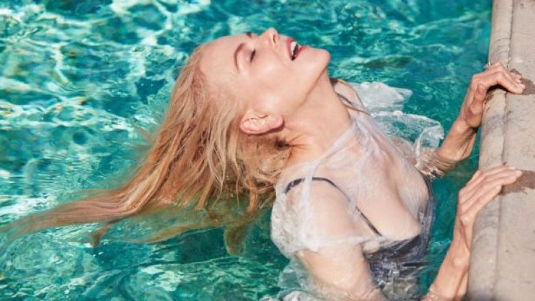 Nicole Kidman sfidon vitet, shfaqet atraktive dhe joshëse në pishinë (Foto)