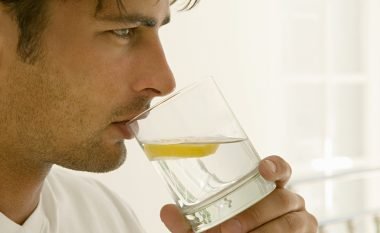 Efektet e mahnitshme shëndetësore që i sjell konsumimi i ujit me limon çdo mëngjes