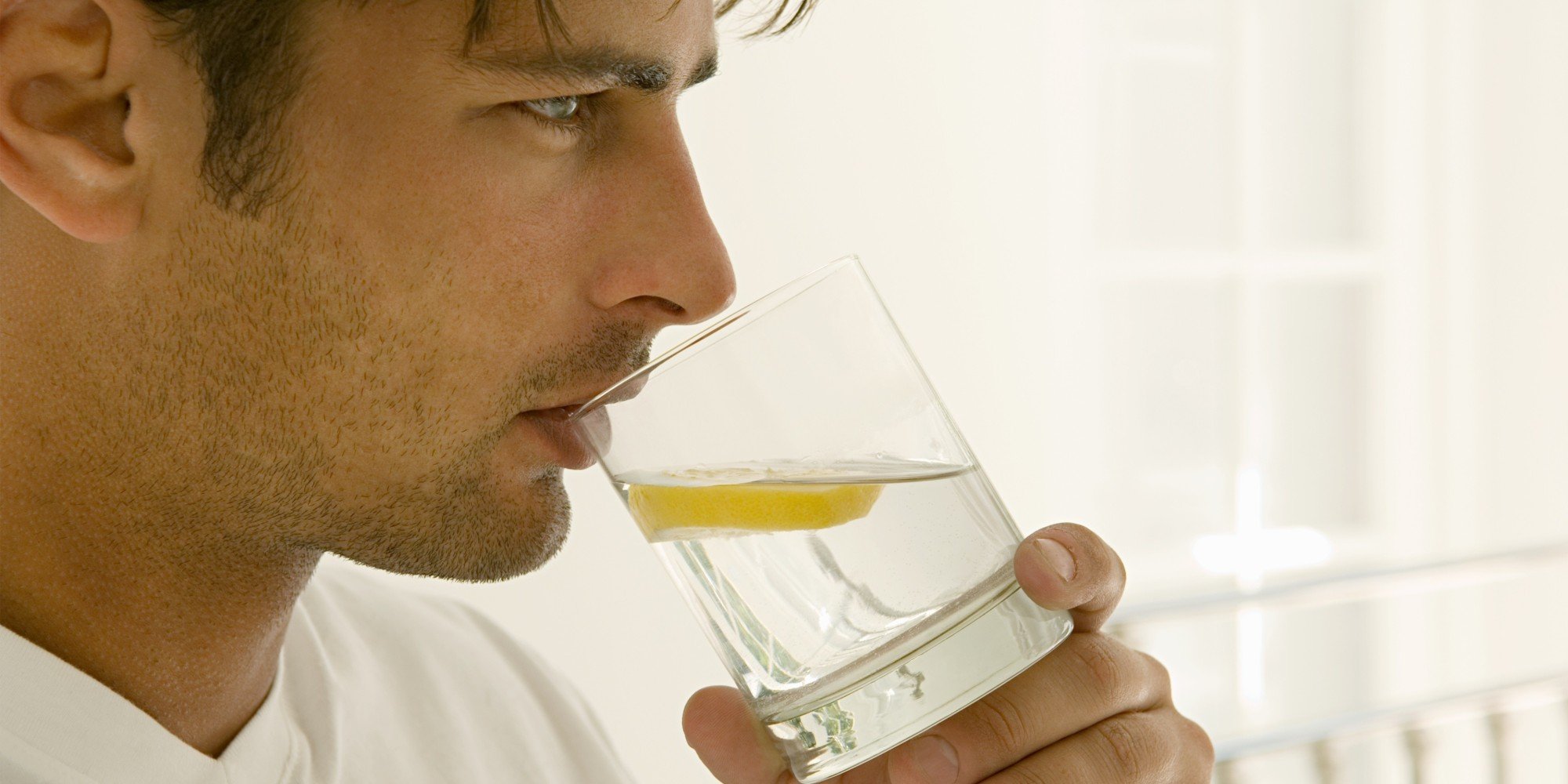 Efektet e mahnitshme shëndetësore që i sjell konsumimi i ujit me limon çdo mëngjes