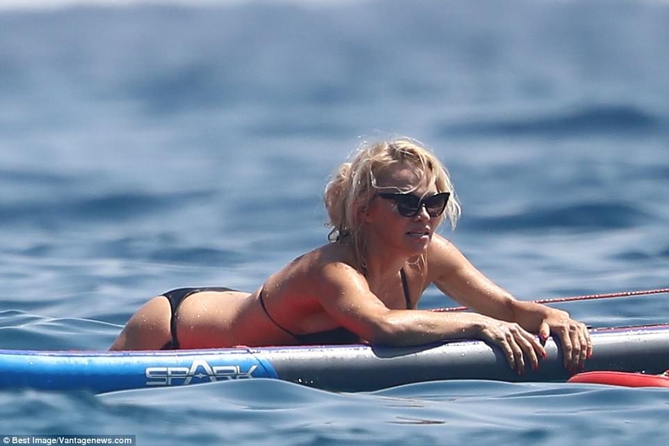 Pamela Anderson nuk i jep të 50-at me trupin që ekspozon në bikini (Foto) .