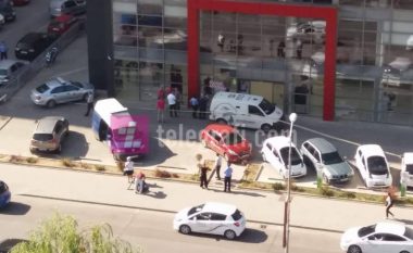 Pamje të reja nga plaçkitja e parave nga automjeti, para bankës në Prishtinë (Video)