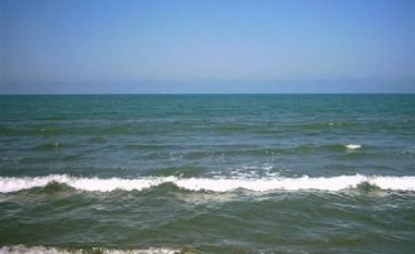 Vajza 12-vjeçare mbytet në plazhin e Divjakës