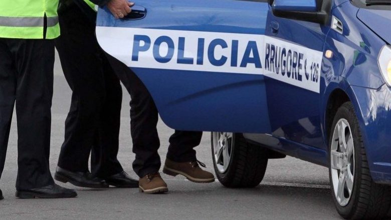Arrestohet zyrtari i Policisë Rrugore në Shqipëri, mori para për patentën e bllokuar