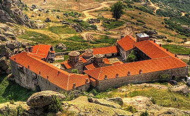 Manastiri “Treskavec” në Prilep, përsëri në rrezik nga zjarret
