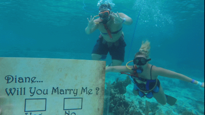 Shqiptari nën ujë, i propozon të dashurës martesë (Video)