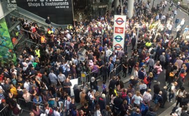 Kërcënim me bombë, evakuohet qendra tregtare në Londër (Video)