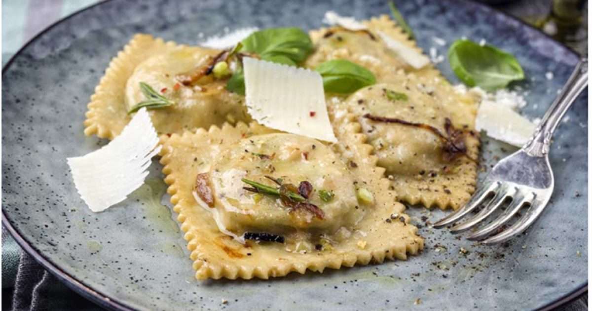 Ravioli me spinaq dhe salcë salmoni