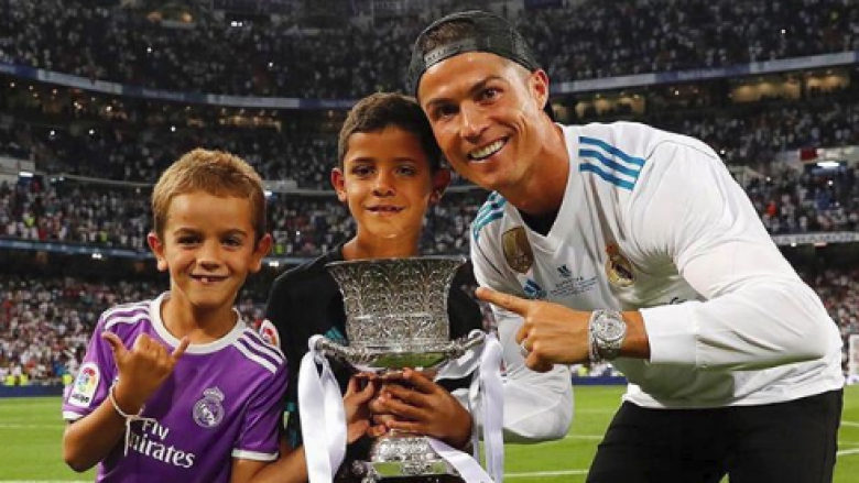 Ronaldo e festoi Superkupën me djalin e tij (Foto)