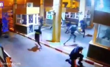 Roja kufitare thyen këmbën në përpjekje për të ndaluar emigrantët që po kalonin kufirin ilegalisht (Video)